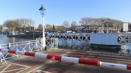 901540 Gezicht op de geopende Muntbrug te Utrecht; de brug is regelmatig open voor het doorlaten van de schepen die ...